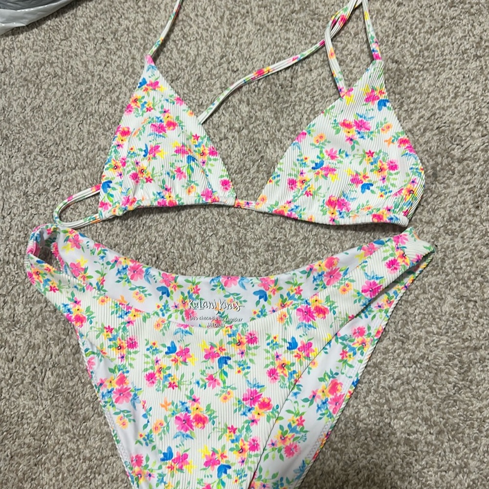 Kulani Kinis floral bikini